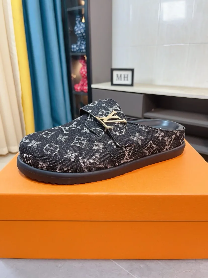 Men's shoes 💰360🌸🌸LV Easy 2025 new men's casual sandals and slippers, made of suede cow leather, with Monogram pattern to highlight the trendy style. Adjustable straps illuminated with LV letters, while a resilient insole and micro outsole provide lightweight comfort. Made of suede cow leather with embossed Monogram pattern and brand element metal hardware✅Adjustable straps➕Tough insole‼ ️Micro outsole. Comfortable and easy to wear‼ ️ size：38-45